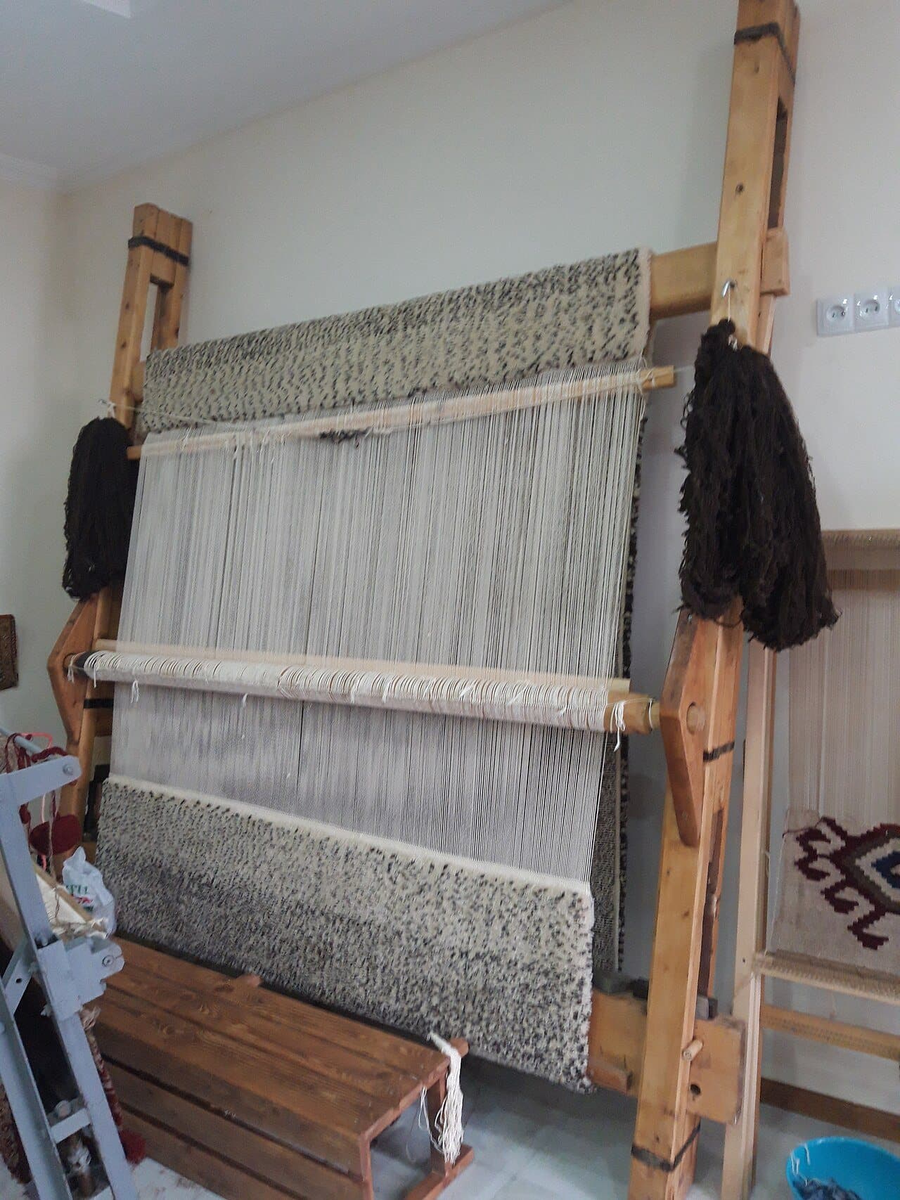 Vertical carpet loom